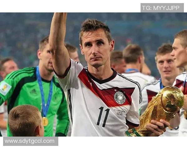 克洛泽:低调却辉煌的足球传奇背后的故事与成就 克洛泽:低调却辉煌的足球传奇背后的故事与成就