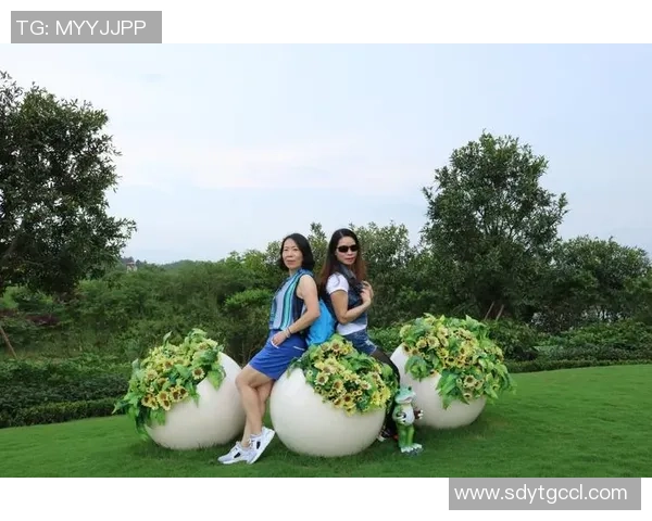 足球明星情侣共度夏日清凉时光泳池畅游甜蜜瞬间尽显浪漫情怀 足球明星情侣共度夏日清凉时光泳池畅游甜蜜瞬间尽显浪漫情怀