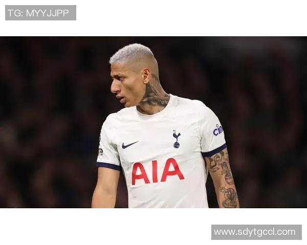 足球明星真人版:重温绿茵传奇与球场背后的真实故事 足球明星真人版:重温绿茵传奇与球场背后的真实故事