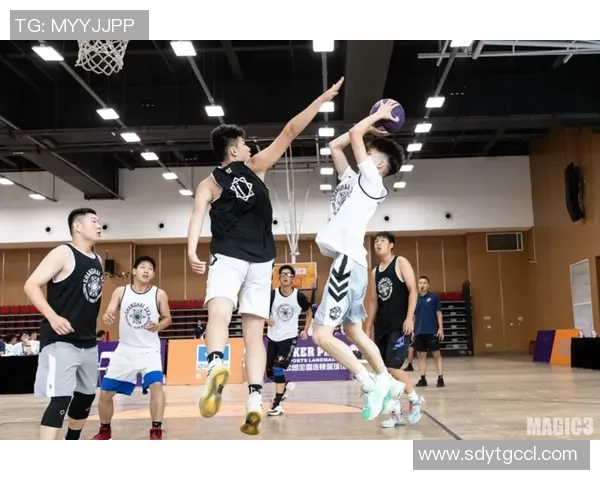 上海篮球队在邀请赛中以66分稳居积分榜首位展现强劲实力