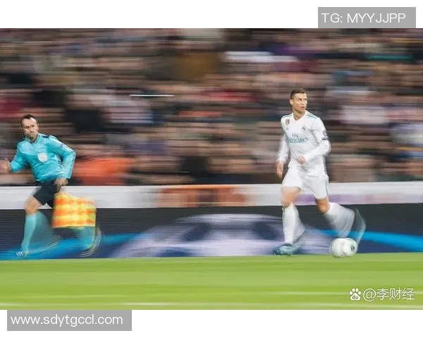 C罗足球明星赛盛大开启球迷齐聚见证传奇对决与精彩瞬间