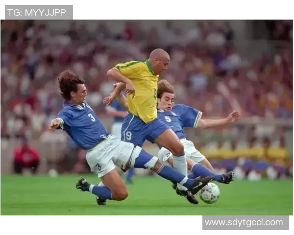 足球巨星感人告别时刻回顾珍贵瞬间与辉煌成就的纪念视频 足球巨星感人告别时刻回顾珍贵瞬间与辉煌成就的纪念视频