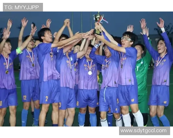 足球明星赛后排队合影瞬间展现友谊与竞技精神的完美结合 足球明星赛后排队合影瞬间展现友谊与竞技精神的完美结合